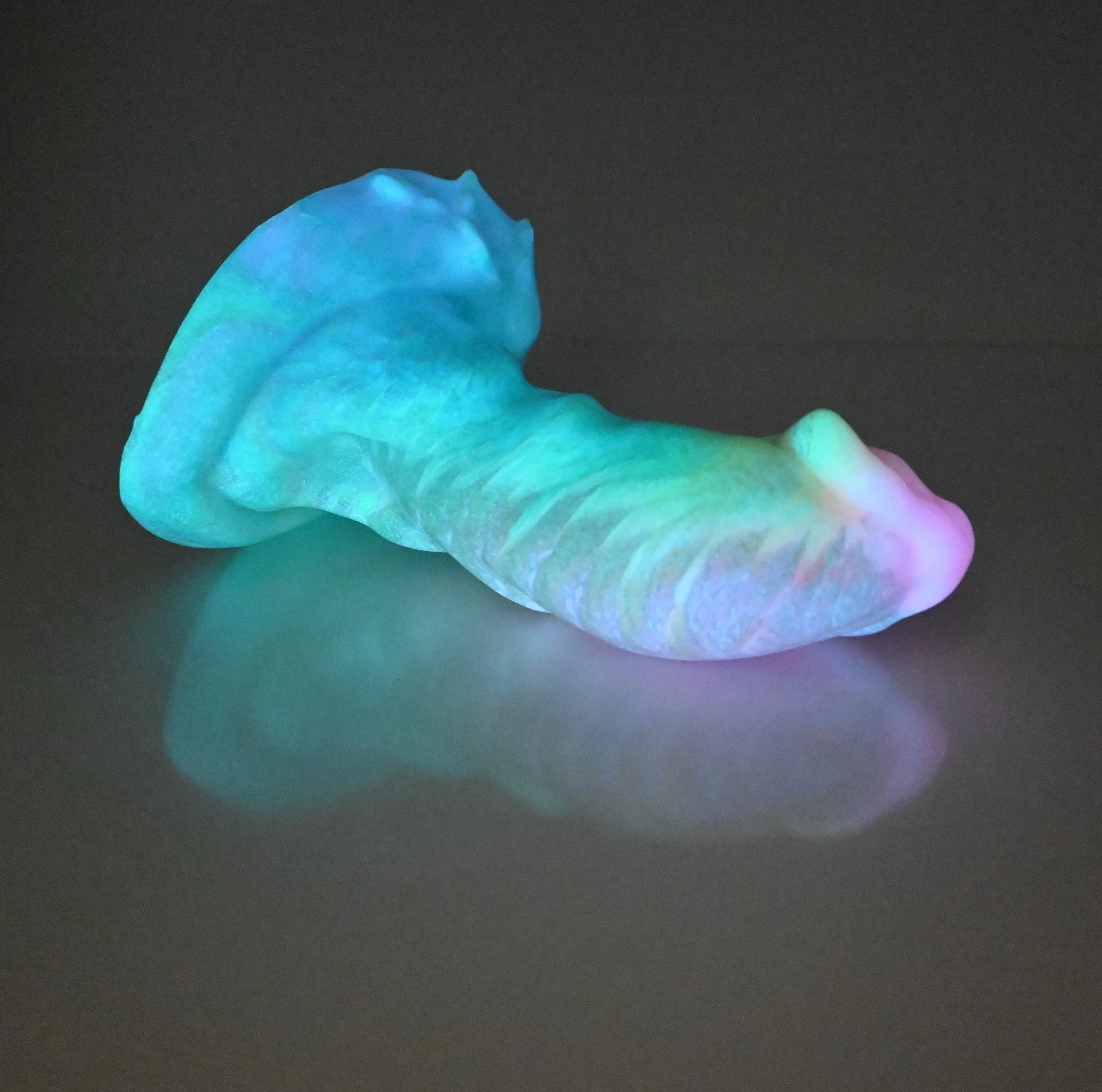 R4MCM69 Oberon Large 0050 UV GITD - Image 4