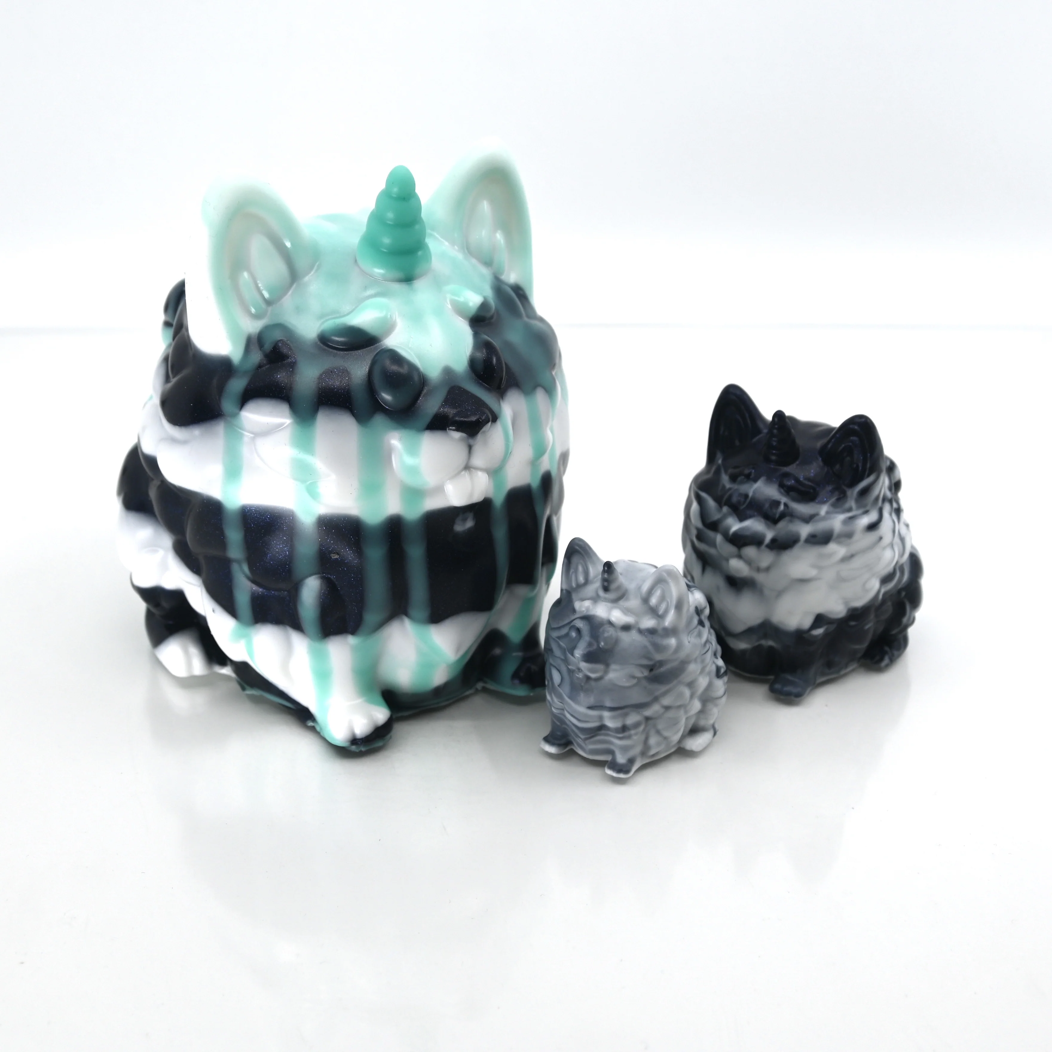 3PMCU65 Puppicorn Large and Friends 0050 UV GITD