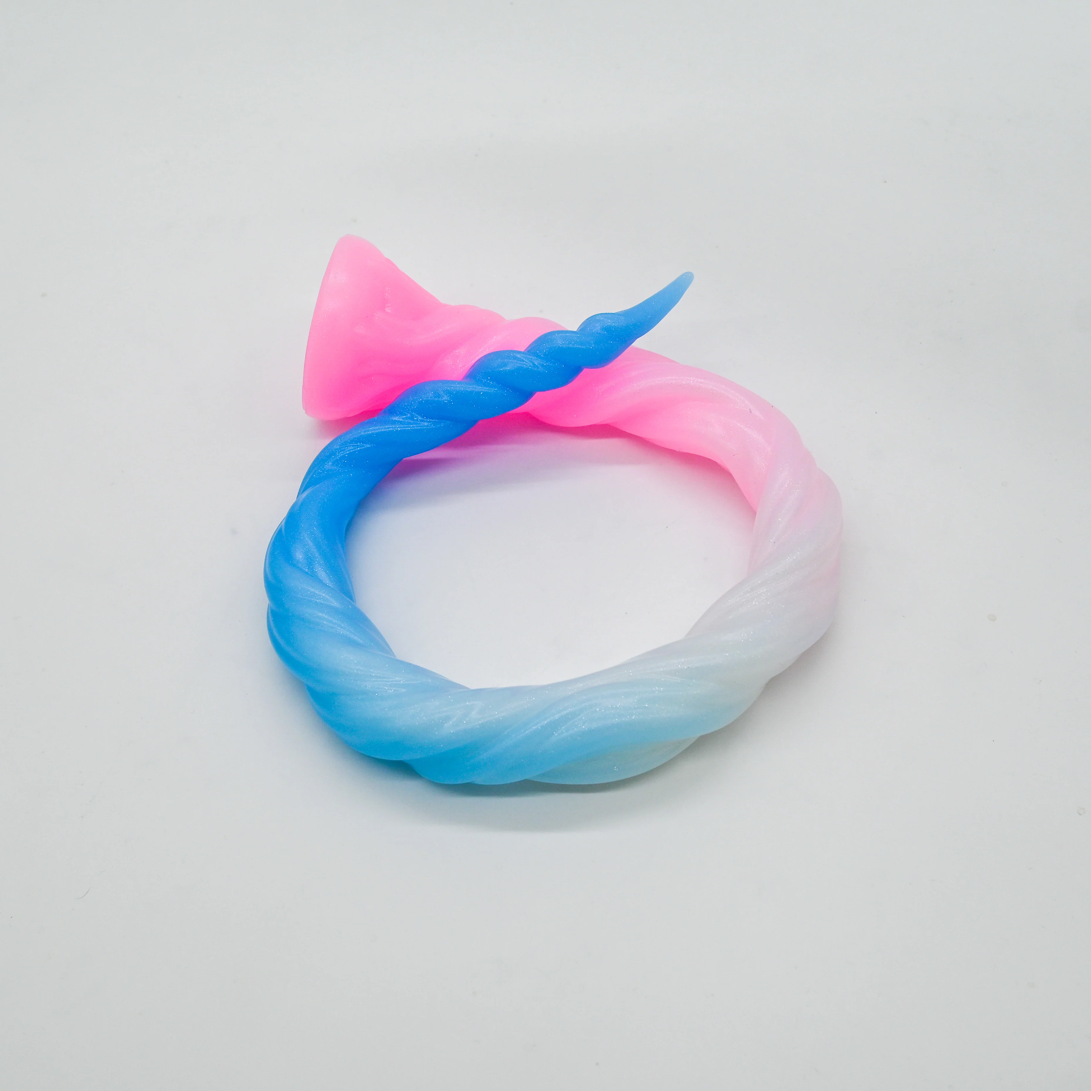 S4SJW06 Sera's Horn Large 0030 UV GITD