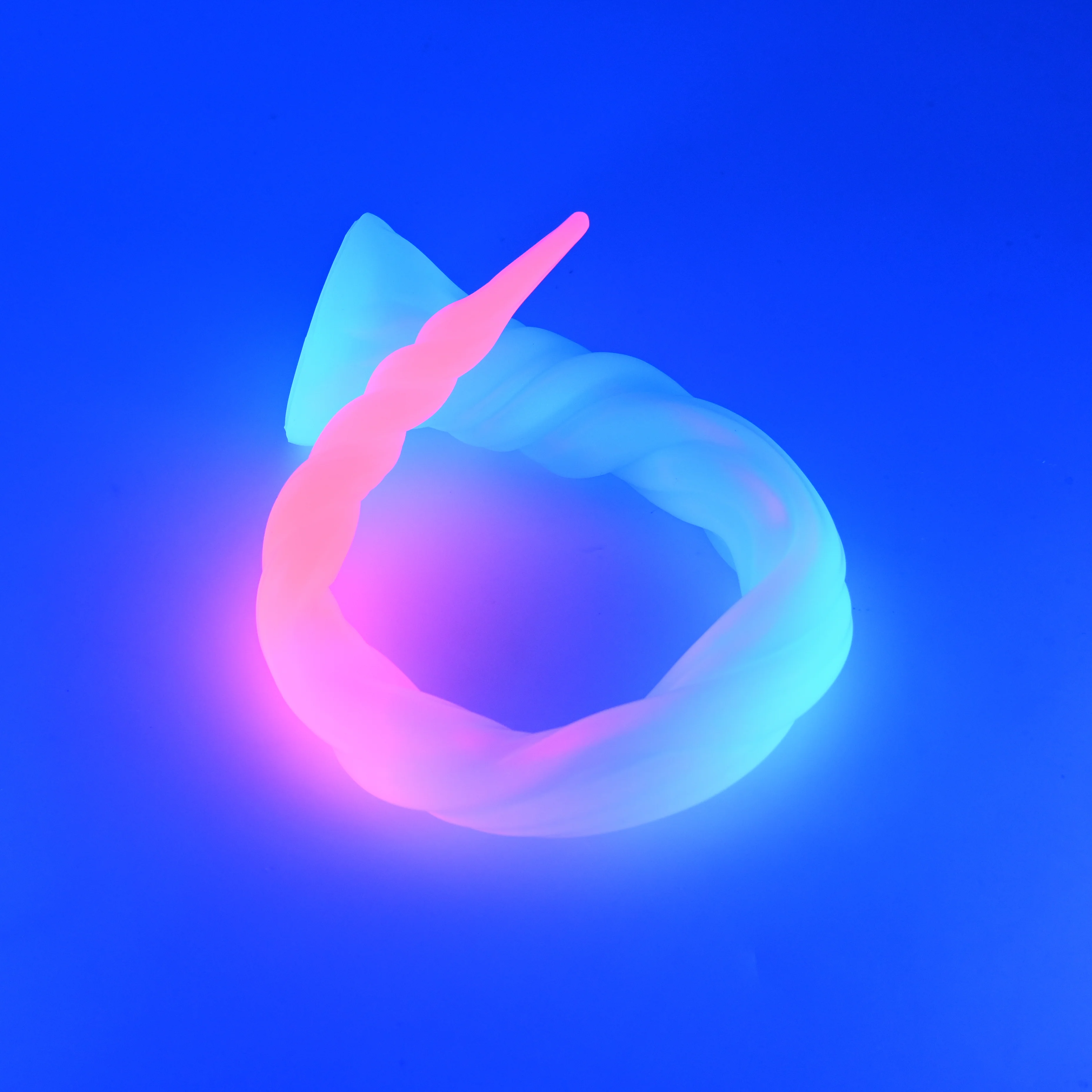 S3MKA08 Sera's Horn Medium 0050 UV GITD - Image 2