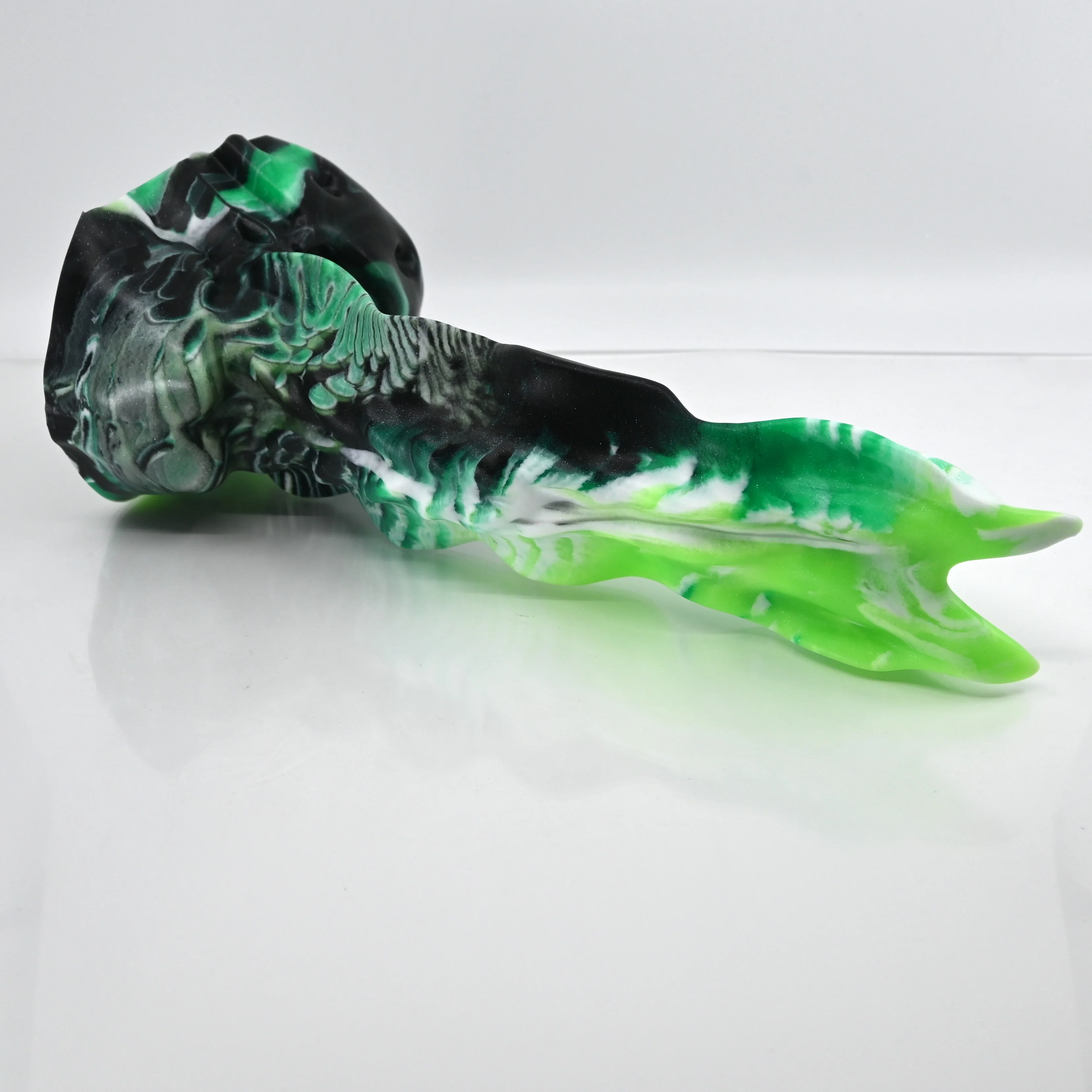 V4MCG13 Snark's Maw Large 0050 UV GITD - Image 2