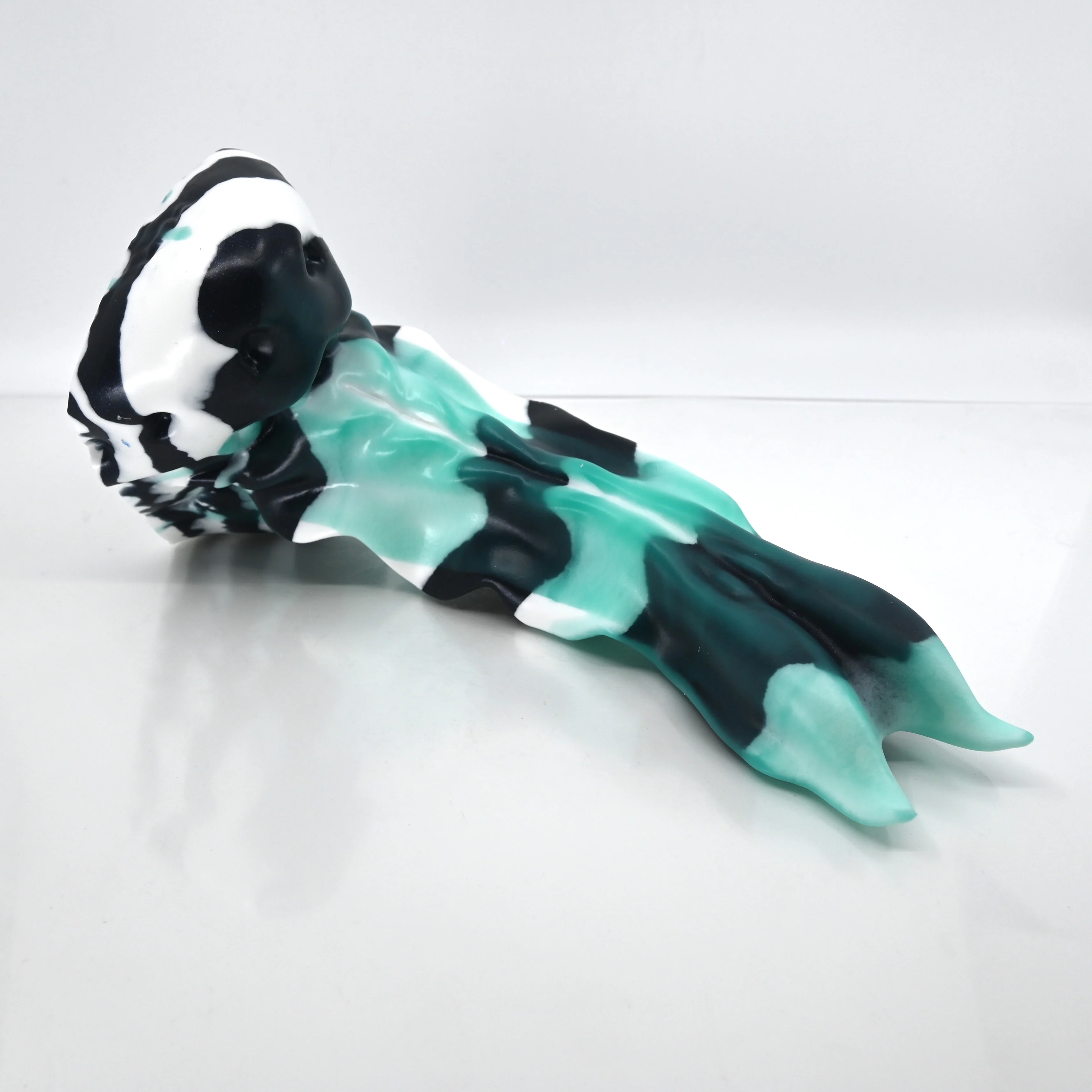 V4MCV72 Snark's Maw Large 0050 UV GITD