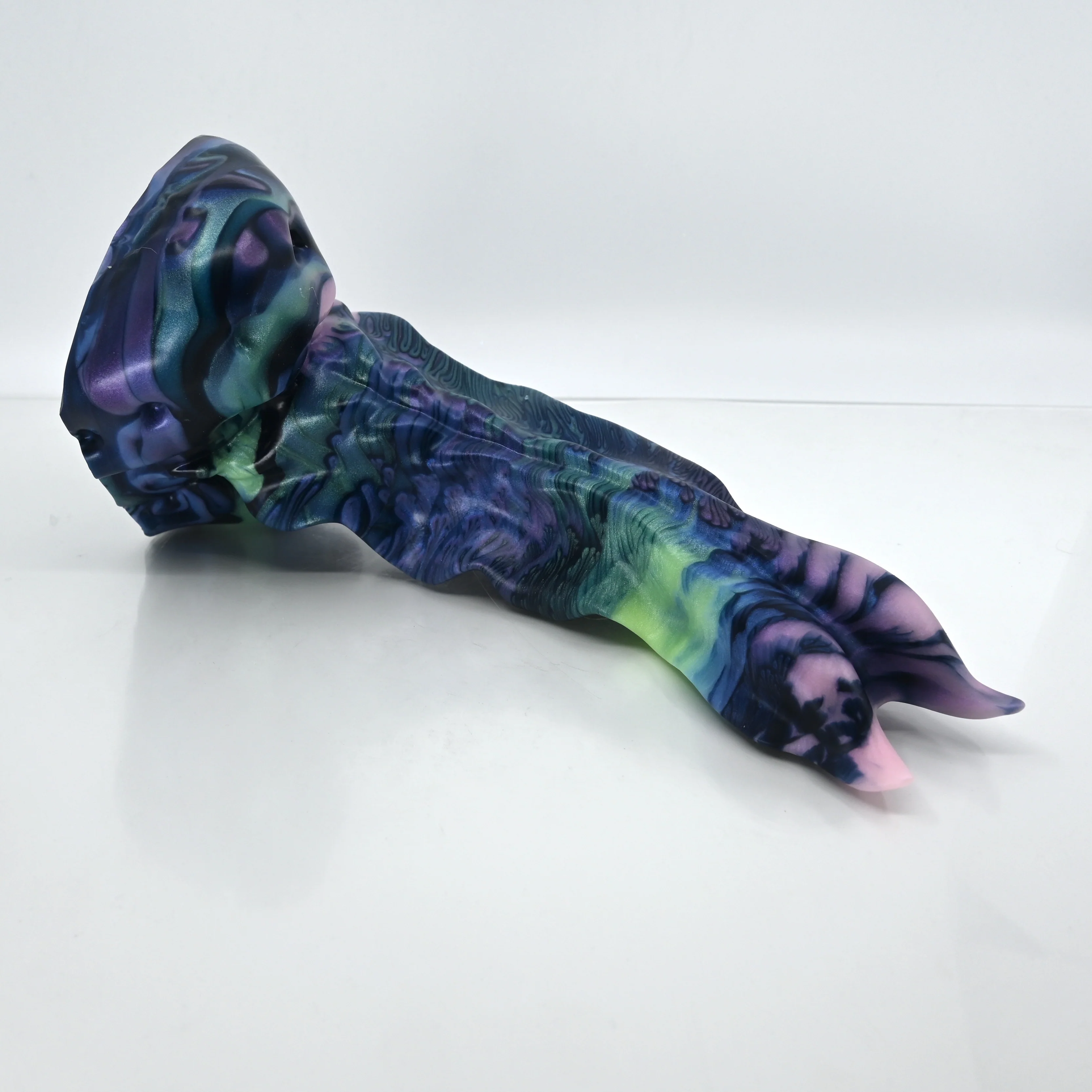 V4MCV70 Snark's Maw Large 0050 UV GITD