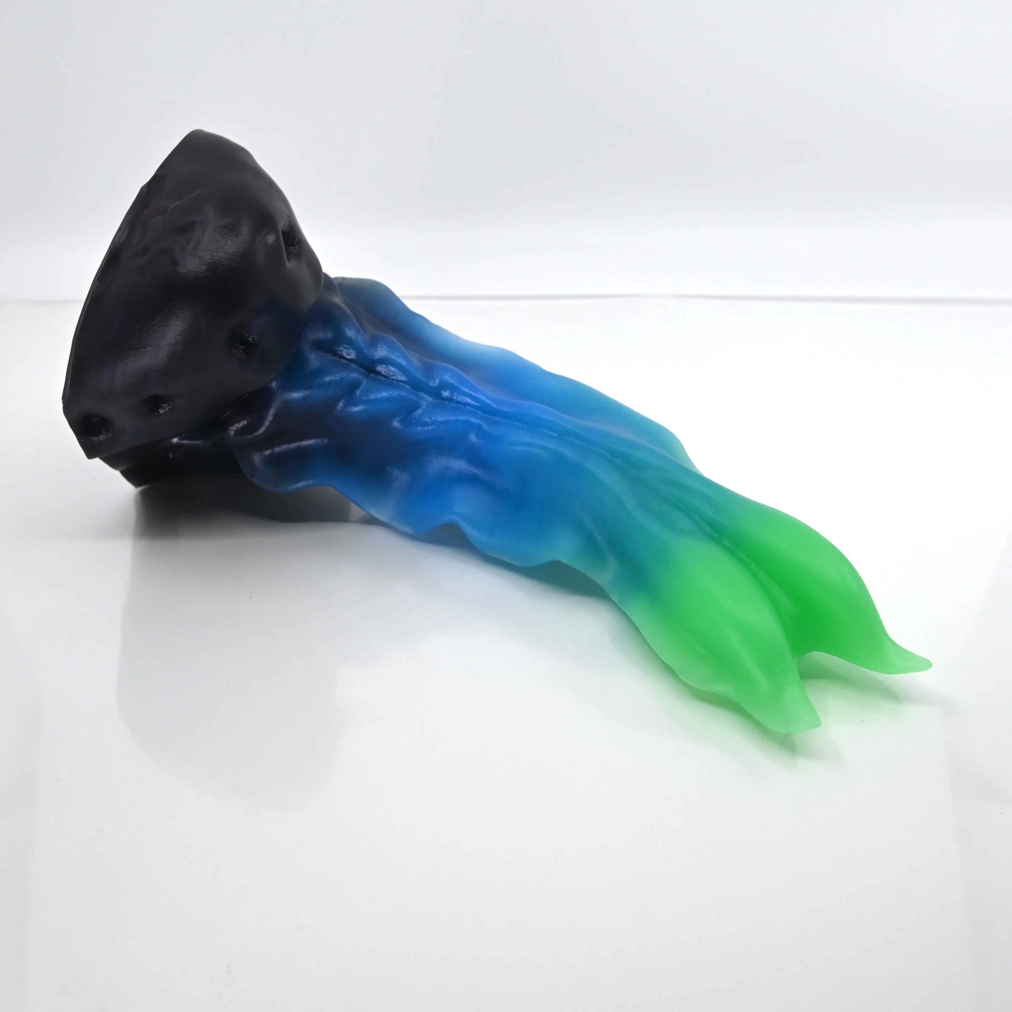 V3SCL38 Snark's Maw Medium 0030 UV GITD