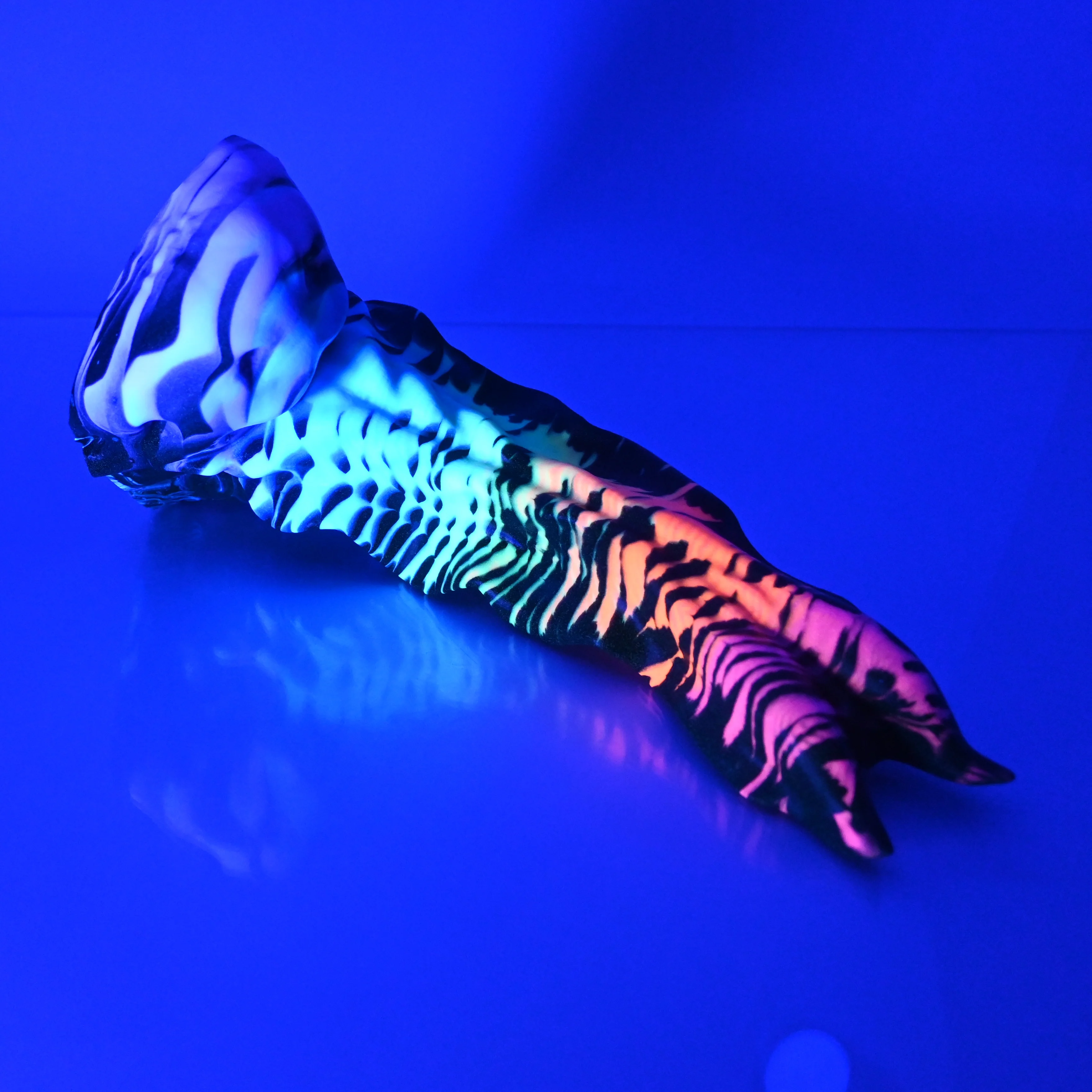 V3SDM18 Snark's Maw Medium 0030 UV GITD - Image 3