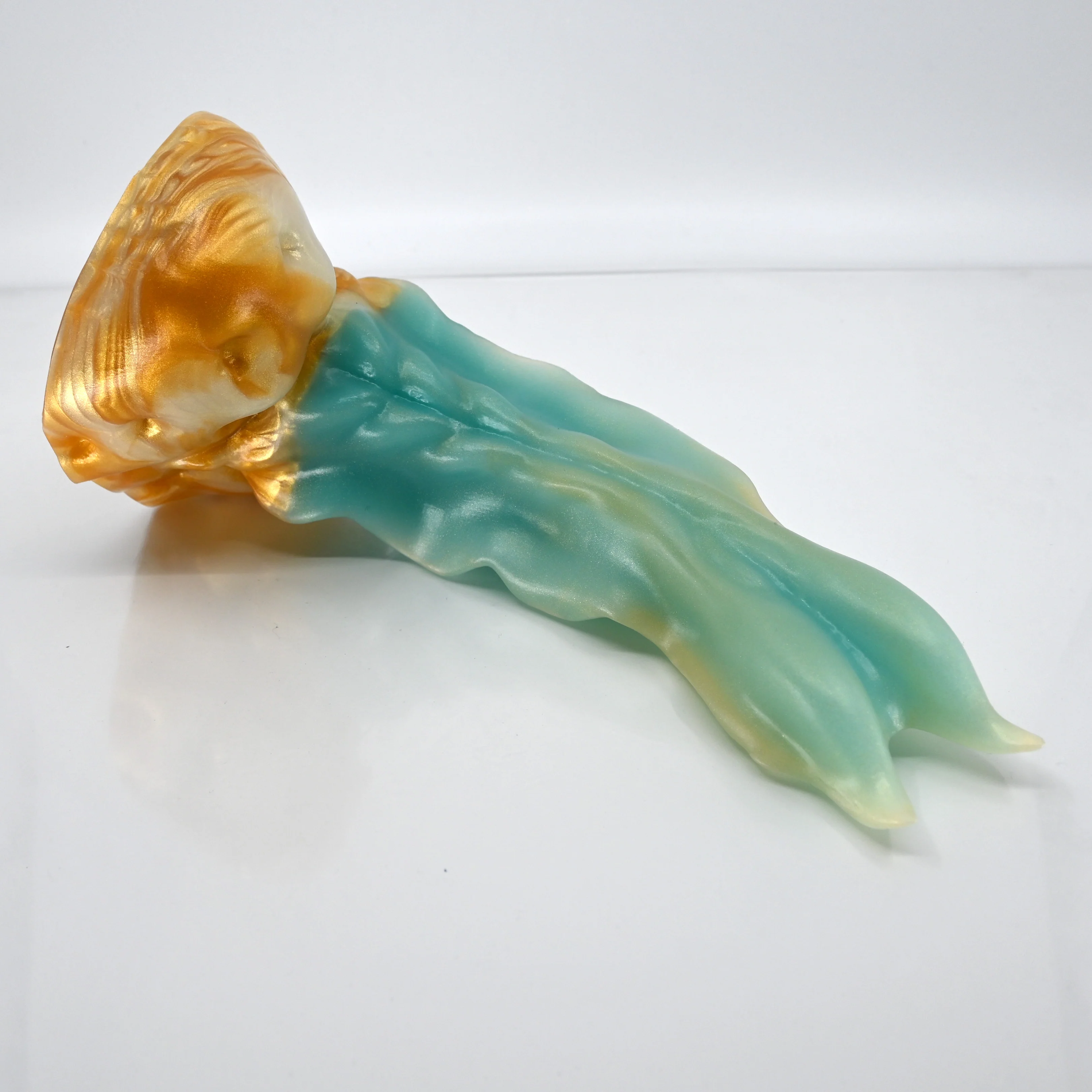 V3SCD04 Snark's Maw Medium 0030 UV GITD