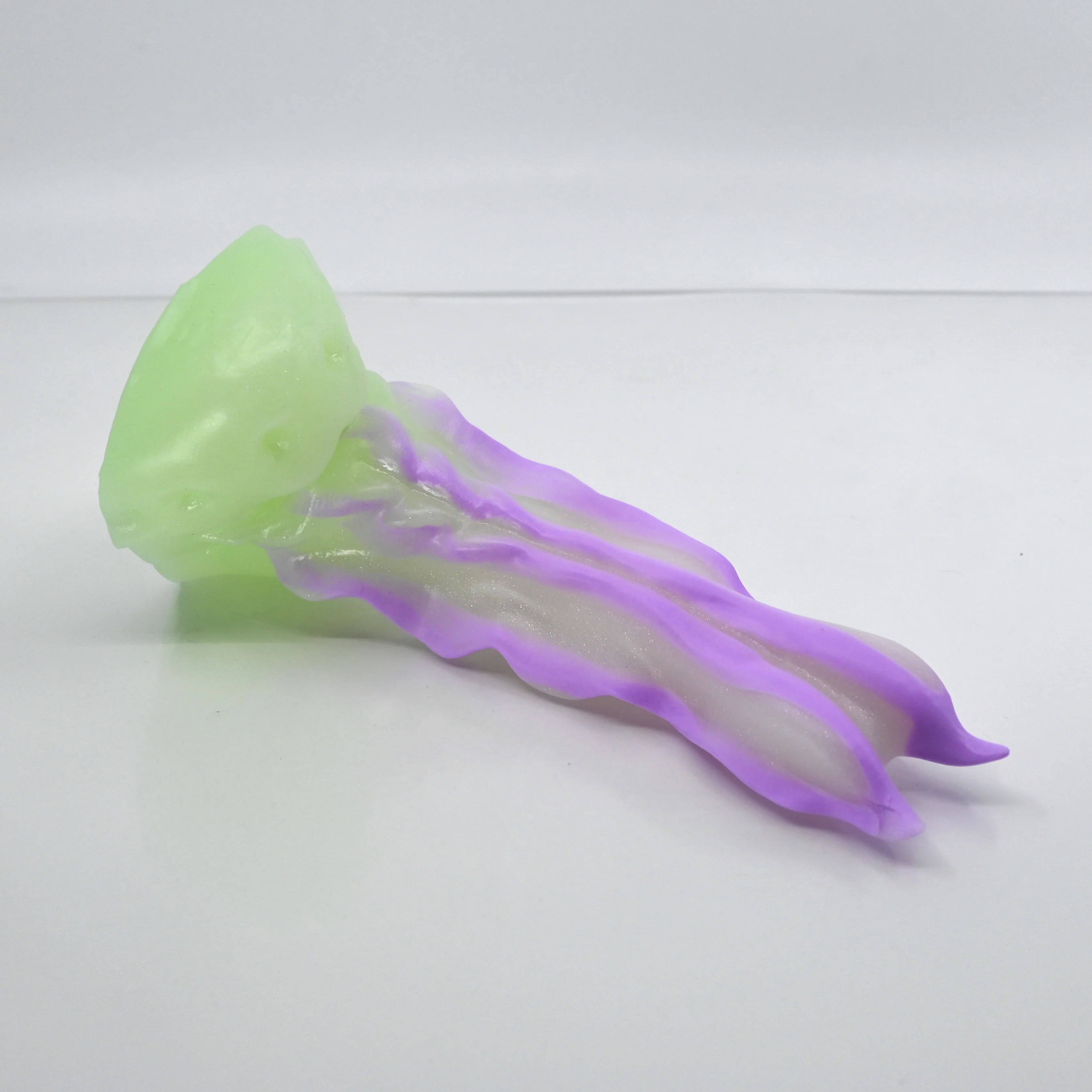 V1SCQ66 Snark's Maw Mini 0030 UV GITD