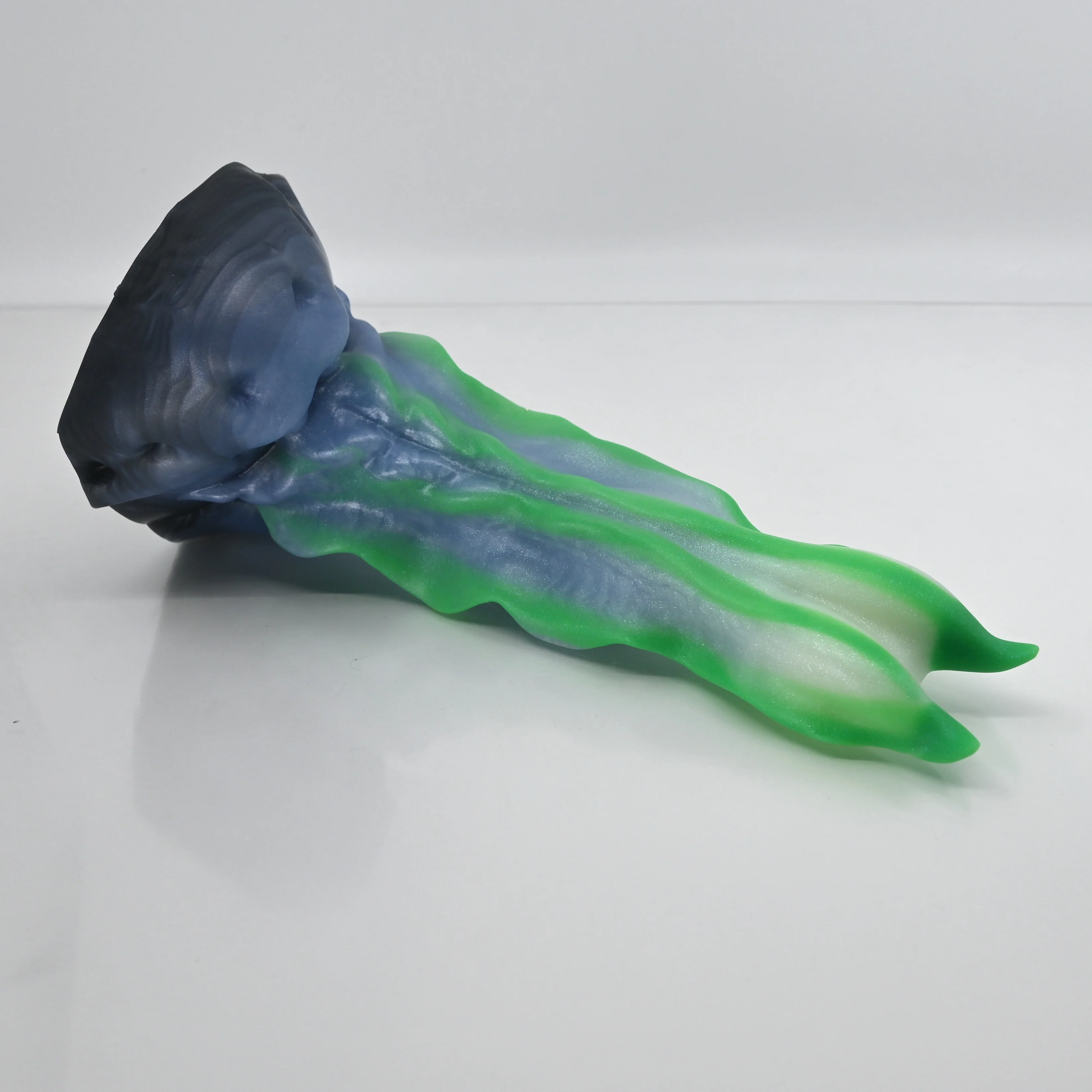 V2MCR92 Snark's Maw Small 0050 UV GITD