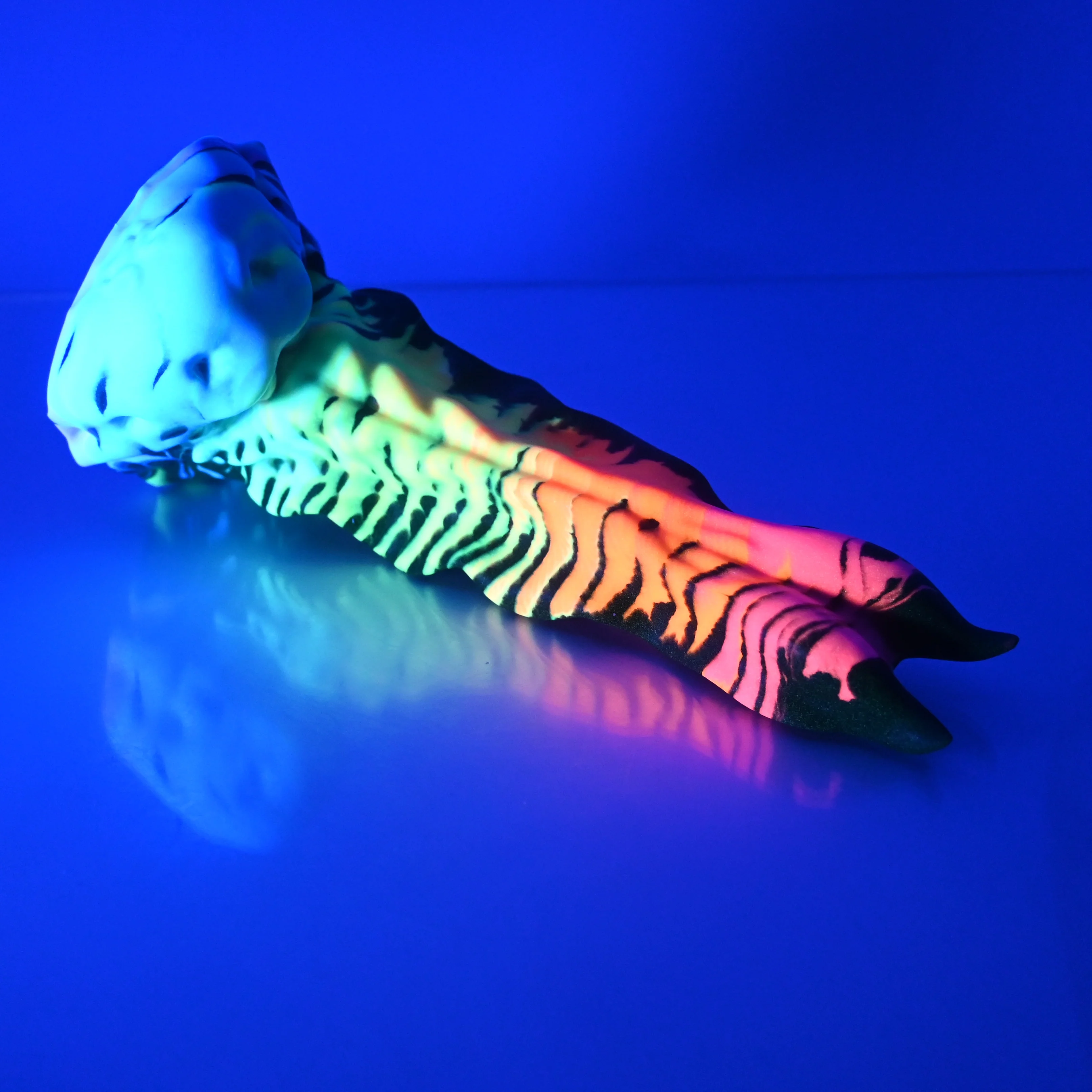 V2SCT26 Snark's Maw Small 0030 UV GITD - Image 3