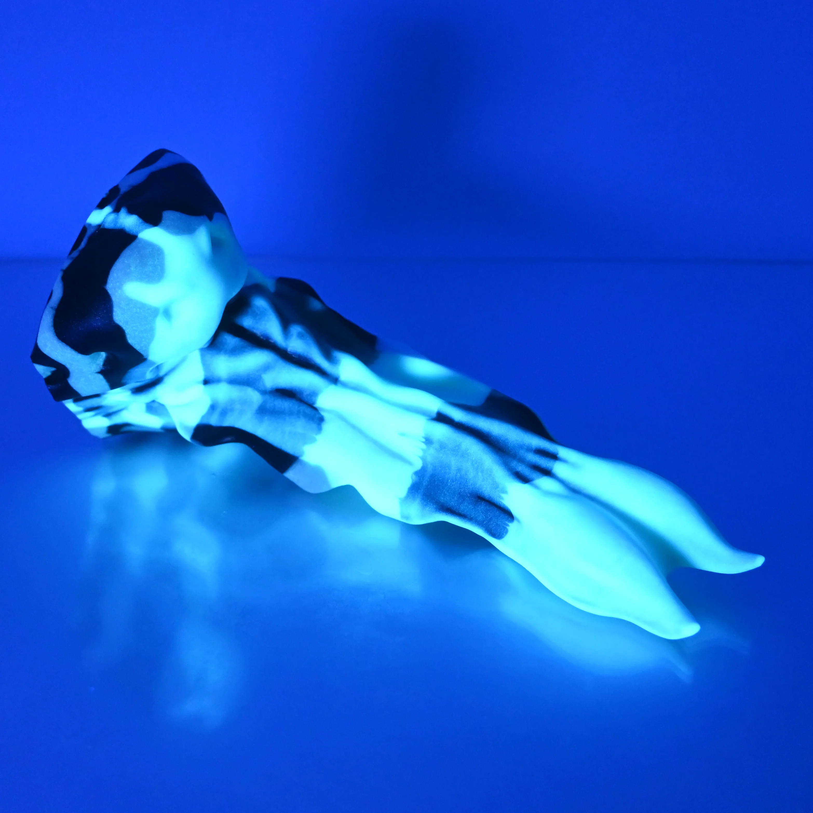 V2MCV82 Snark's Maw Small 0050 UV GITD - Image 3