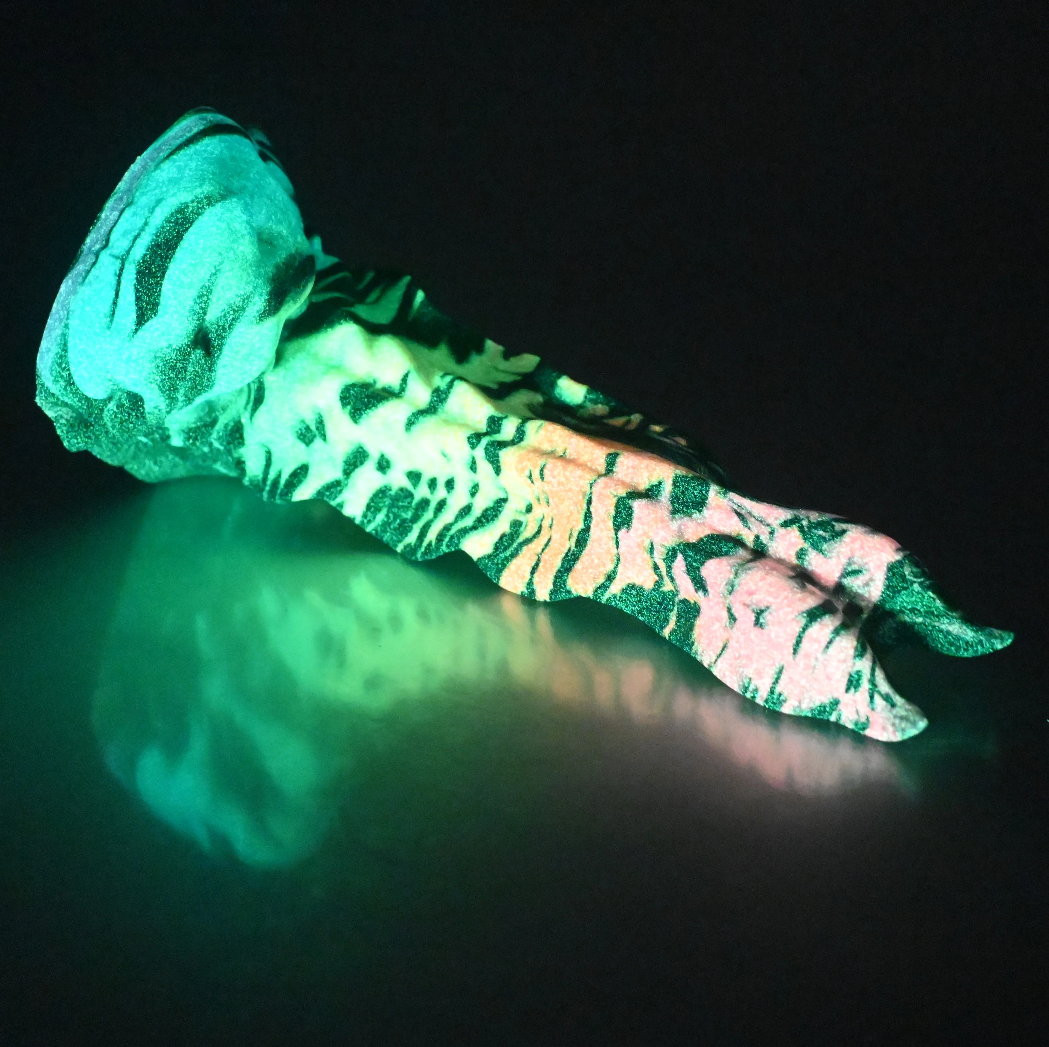 V2SDF17 Snark's Maw Small 0030 UV GITD - Image 4