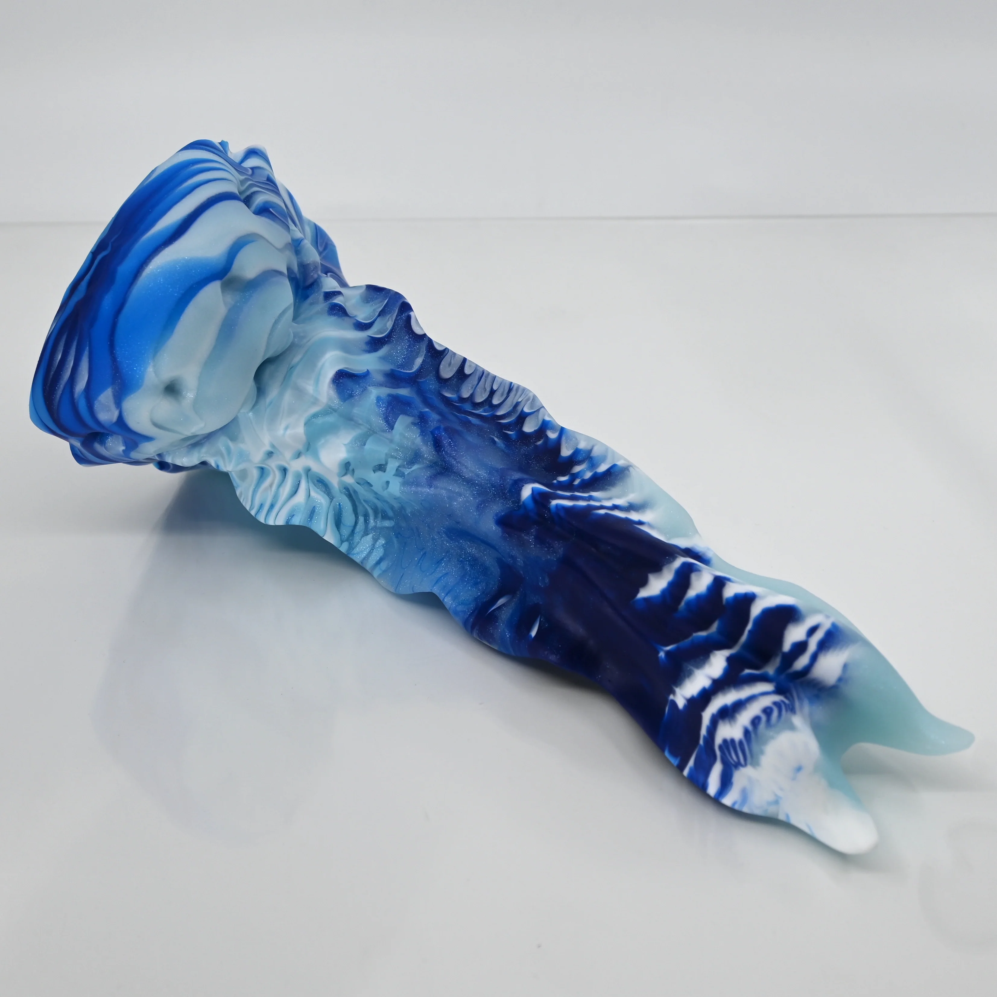 V2SDY84 Snark's Maw Small 0030 UV GITD