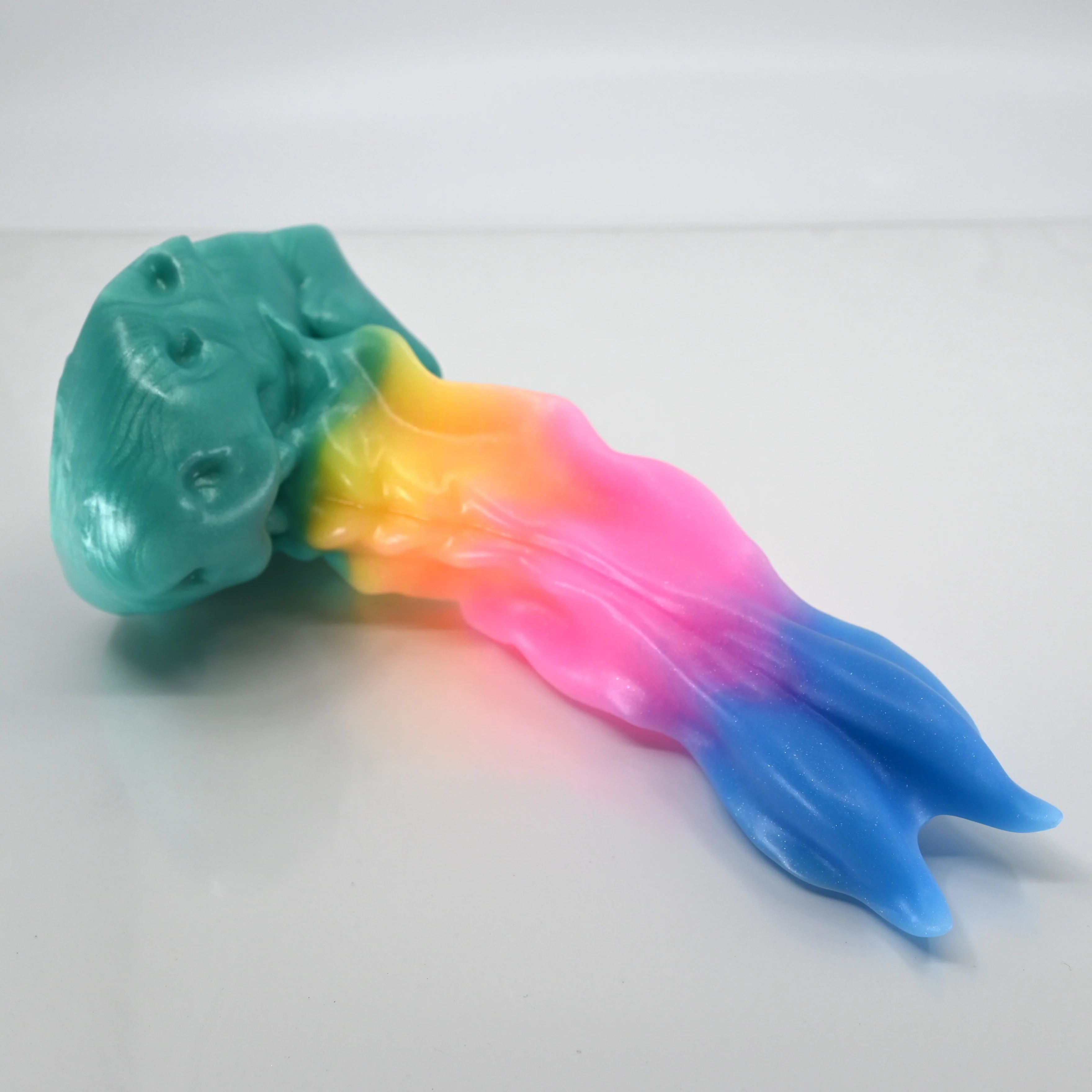 V2XBN28 Snark's Maw Small 0020 UV GITD