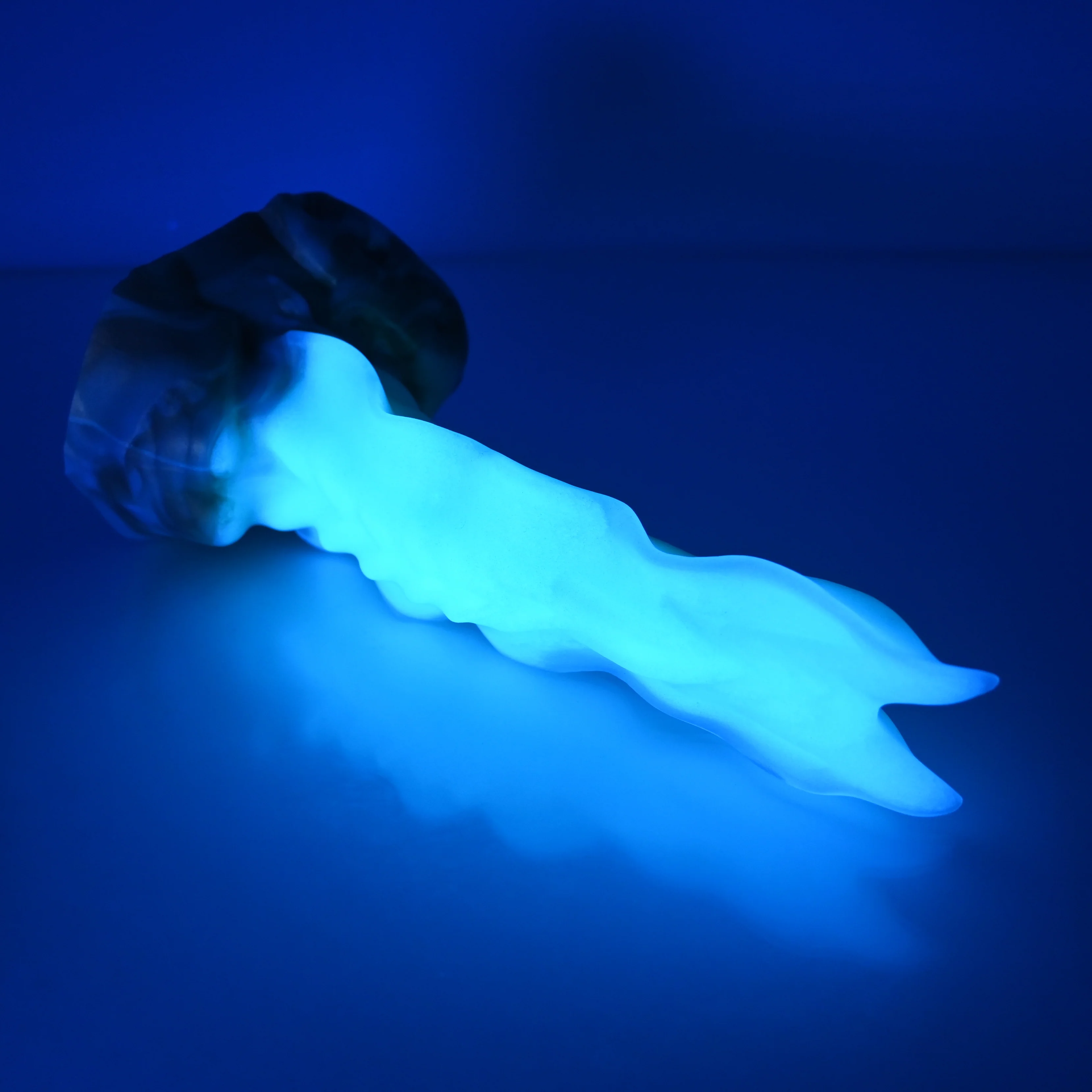 V2SCC91 Snark's Maw Small 0030 UV GITD - Image 3