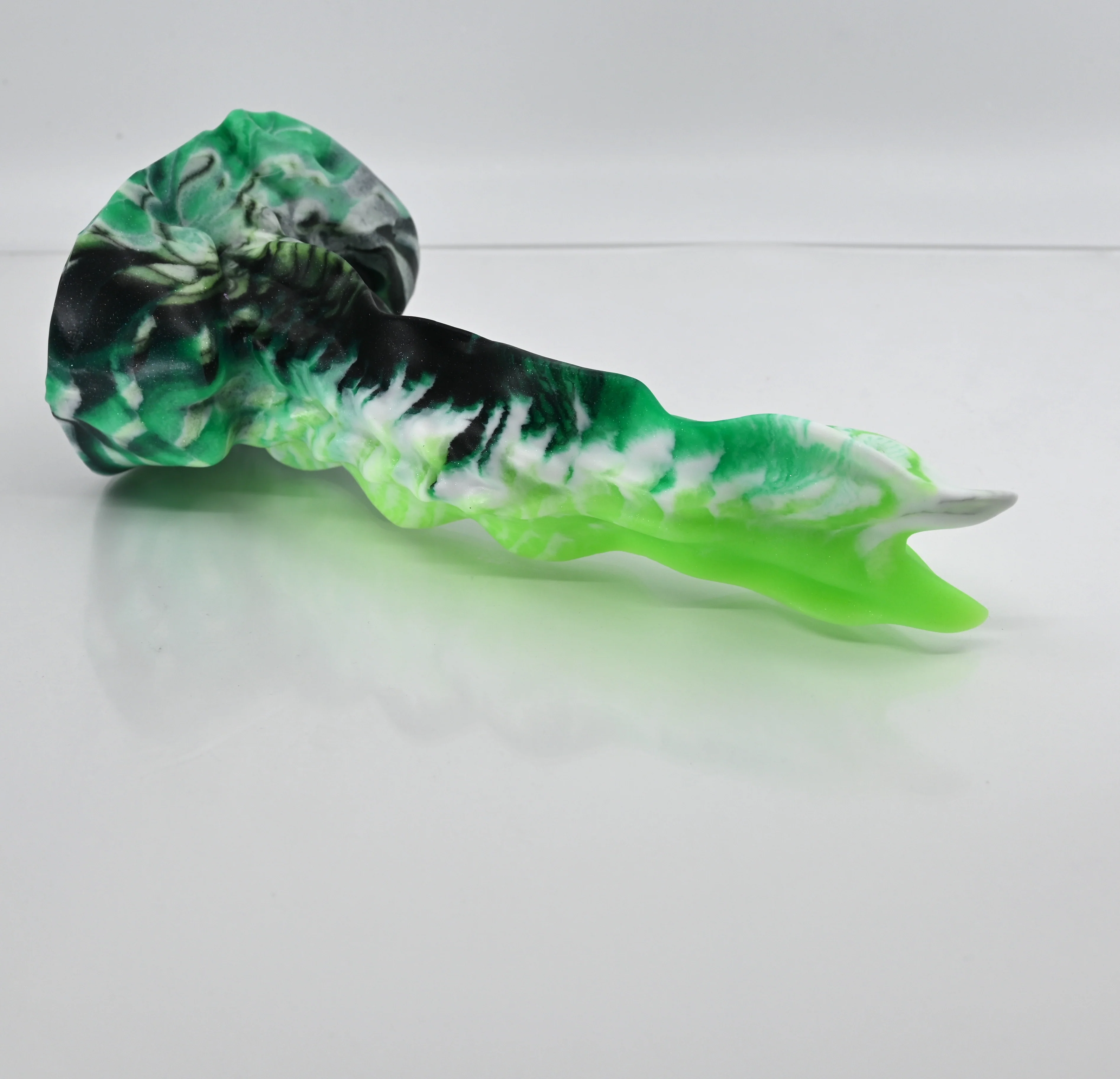 V2MCF95 Snark's Maw Small 0050 UV GITD - Image 2