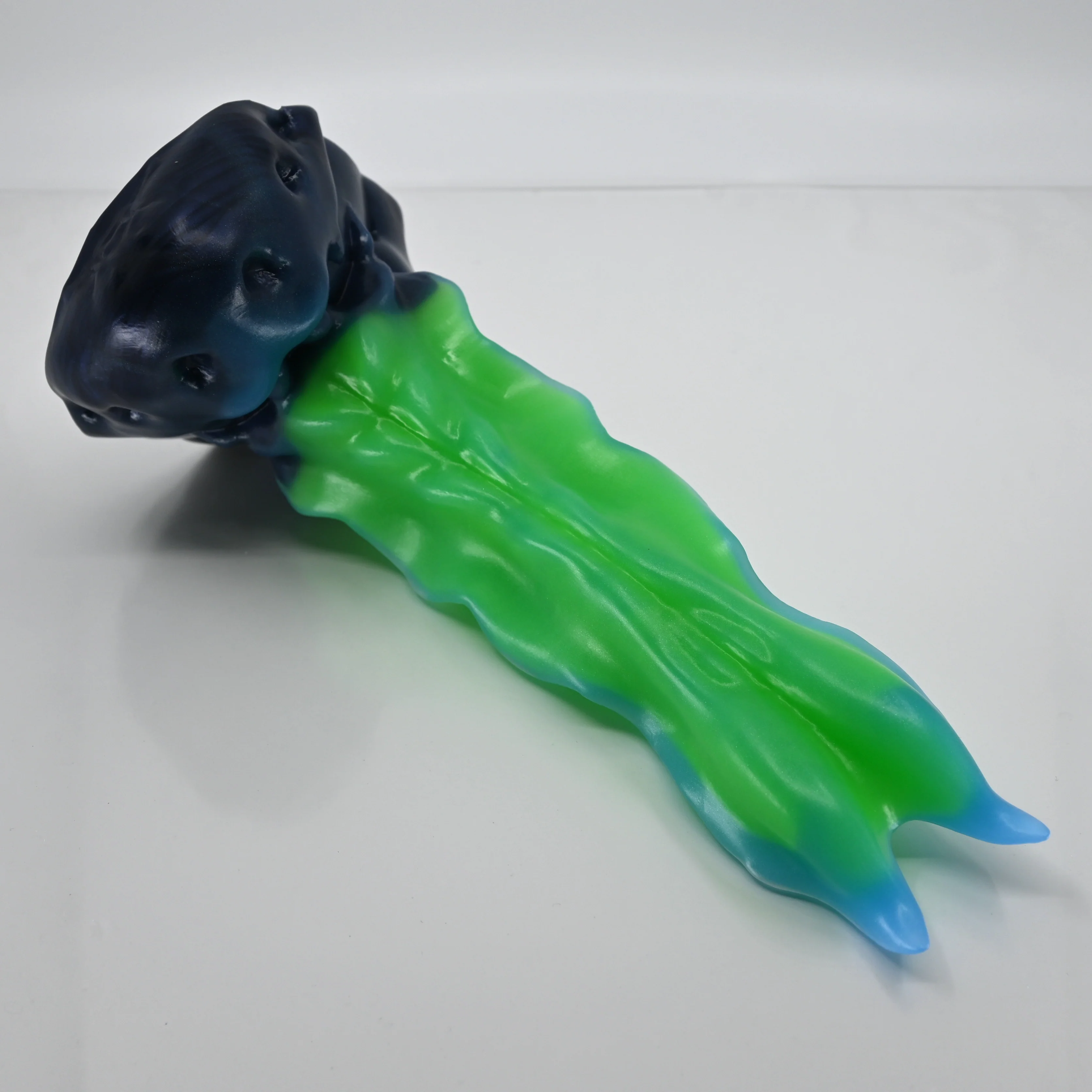 V3MBG26 Snark's Maw Medium Medium UV GITD